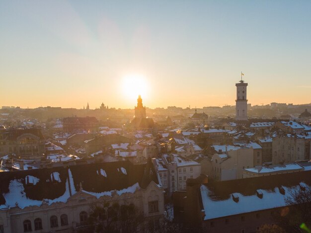 Beleza pôr do sol sobre a antiga cidade europeia vista aérea