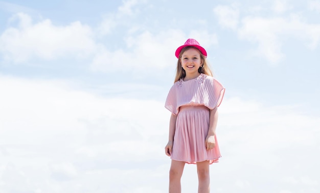 Beleza pura parecendo tão elegante dia de verão perfeito criança beleza e moda cabeleireiro salão de beleza infância felicidade pequeno modelo de moda pequena menina usar vestido criança relaxar ao ar livre