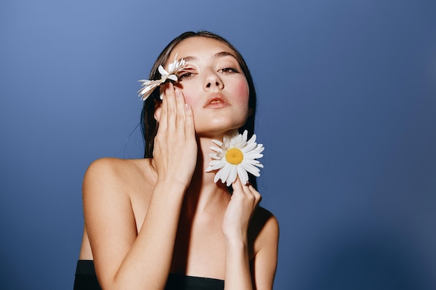 Beleza pura uma jovem mulher com retrato atraente flores brancas no cabelo e um impecável