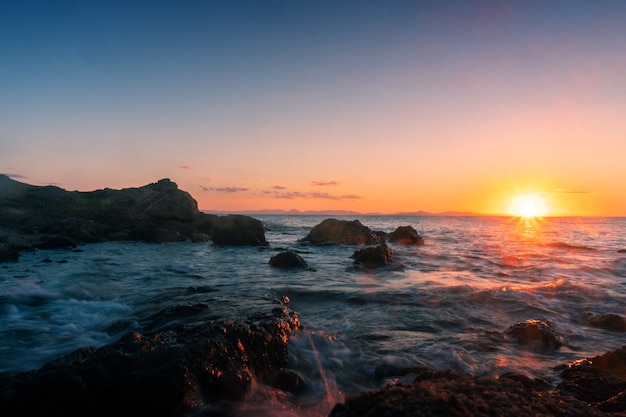 Beleza quente pôr do sol de verão no mar