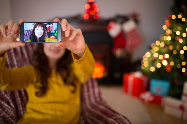 Beleza redhead tomando um selfie no natal