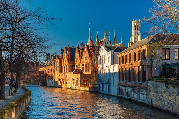 Belfort y el canal verde en Brujas, Bélgica