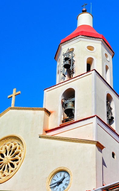 Belfy religioso en la iglesia de San Mateo en Agerola, distrito de Bomerano en la costa de Amalfi en Italia en verano. Catedral mediterránea con cielo azul. Arquitectura del edificio del campanario. religión italiana.