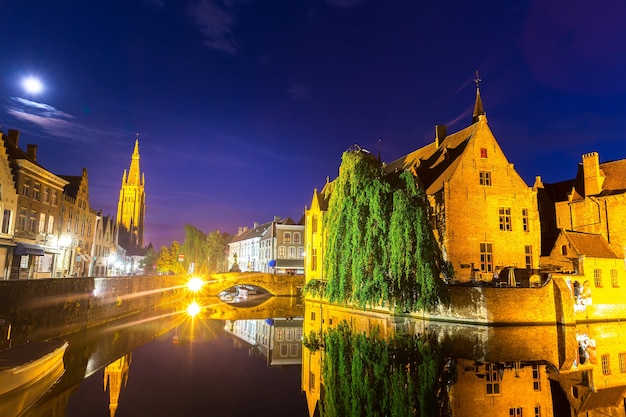 Bélgica, Bruges, antiga cidade europeia com canais fluviais, paisagem urbana à noite, vista panorâmica. Turismo e viagens, famoso marco da europa, lugares populares