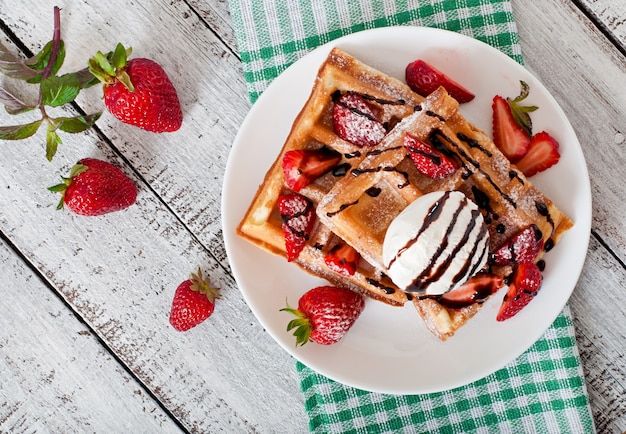 Bélgica gofres con fresas y helado en plato blanco