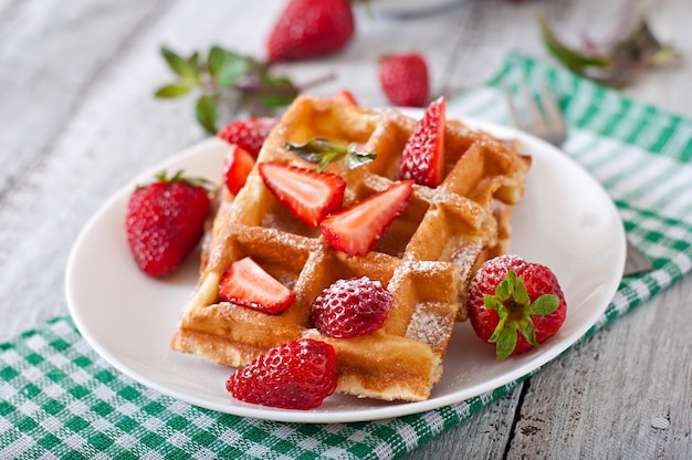 Bélgica gofres con fresas y menta en plato blanco