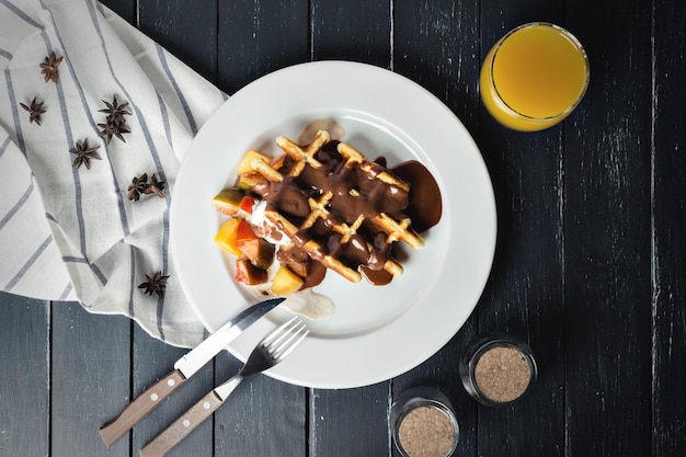 Bélgica waffles con bayas frescas y salsa de chocolate