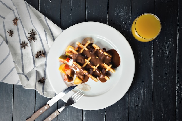 Bélgica waffles com frutas frescas e molho de chocolate