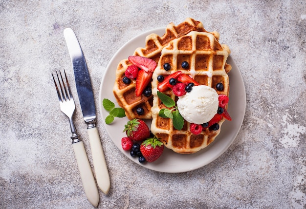 Bélgica waffles con fresas y helado