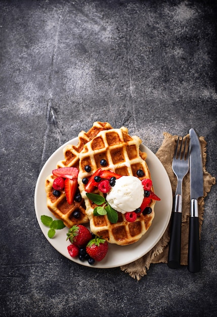 Bélgica waffles con fresas y helado