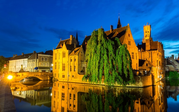 Belgien, Brügge, alte europäische Stadt mit Flusskanälen, Nachtansicht.