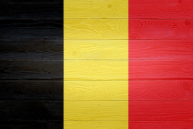 Belgien Flagge gemalt auf altem Holzplankenhintergrund