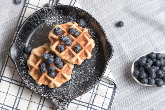 Belgien-Waffel mit Blaubeerbelag in der Wanne auf der Tischdecke