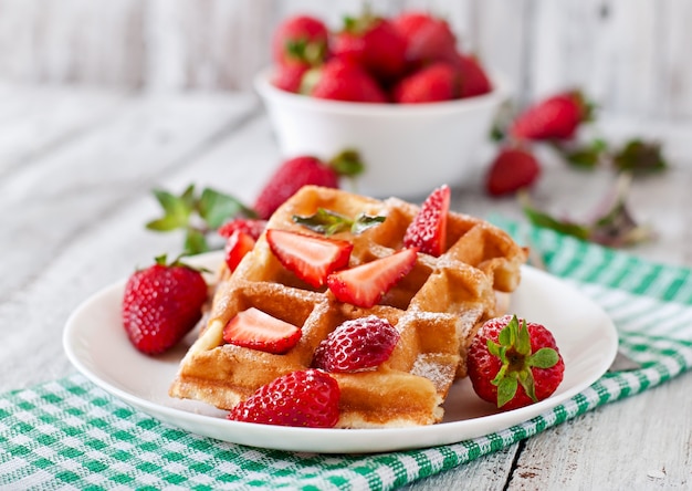 Belgien Waffeln mit Erdbeeren und Minze auf weißem Teller