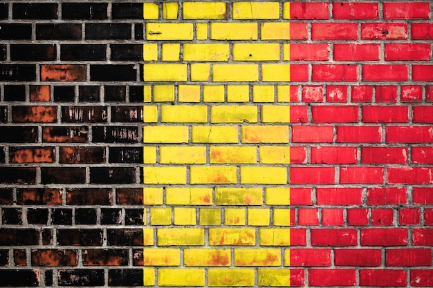 Belgische Flagge auf einem Grunge-Backstein-Hintergrund