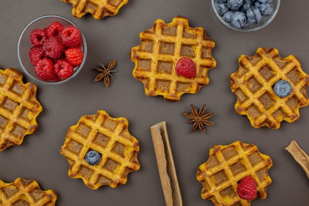 Belgische Karottenwaffeln mit frischen Himbeeren, Blaubeeren, Zimt und Sternanis