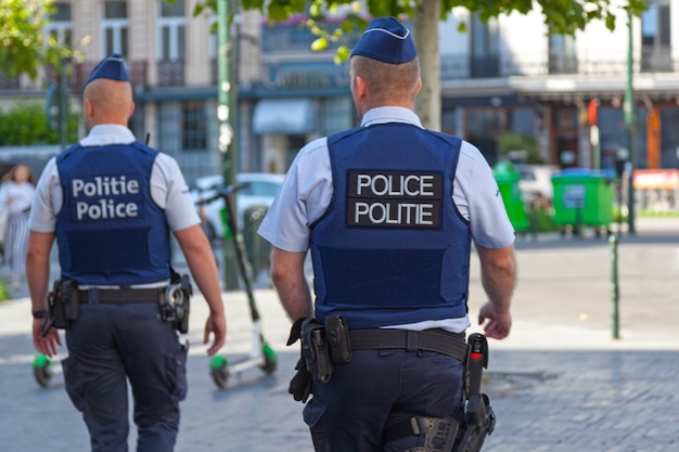 Foto belgische polizisten in kugelsicheren westen in brüssel