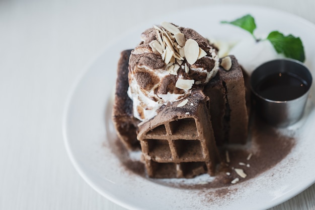 Belgische Schokoladenwaffel und Eiscreme, Brot zum Frühstück oder Teezeit