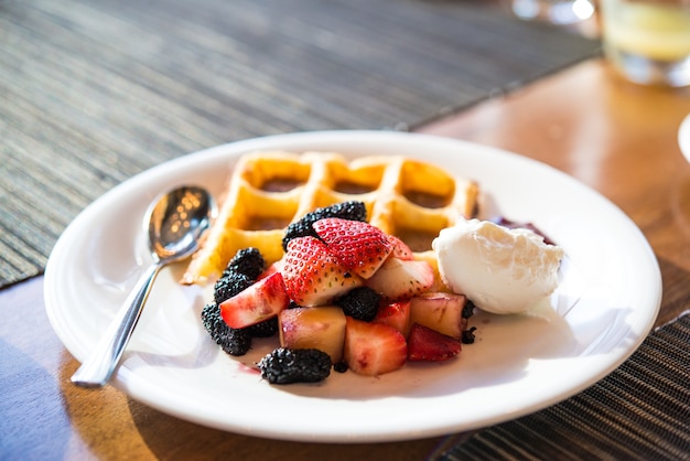 Belgische Waffel der süßen selbst gemachten Beere mit Schlagsahne, Erdbeere