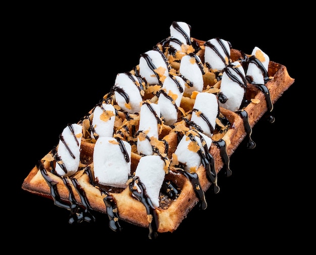 Belgische Waffel mit Marshmallows und Schokolade auf dunklem Hintergrund