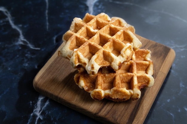 Belgische Waffeln auf Holzbrett Steintisch