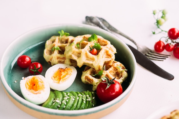 Belgische Waffeln mit Avocado-Ei und Tomate Gesundes Frühstück