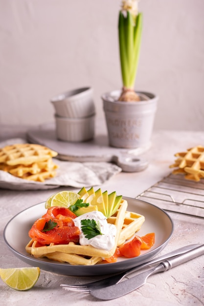 Belgische Waffeln mit Avocado und Lachs zum Frühstück