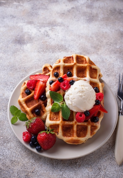 Belgische Waffeln mit Beeren und Eis