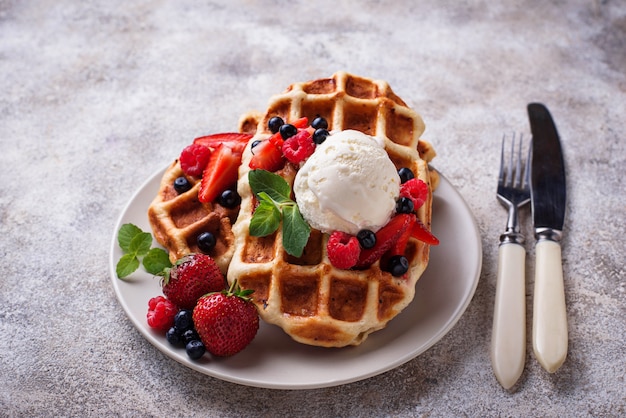 Belgische Waffeln mit Beeren und Eis