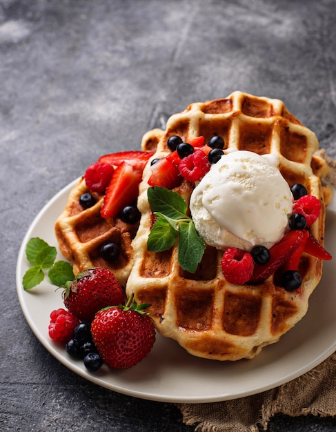 Belgische Waffeln mit Beeren und Eis