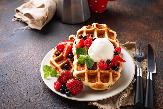 Belgische Waffeln mit Beeren und Eis