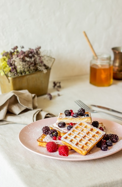 Belgische Waffeln mit Beeren und Honig