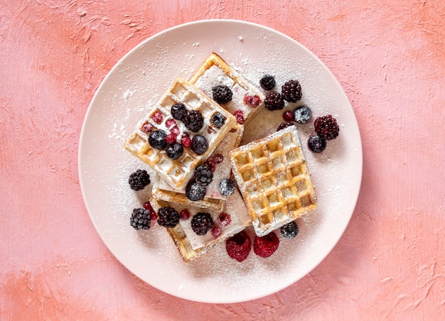 Belgische Waffeln mit Beeren und Honig