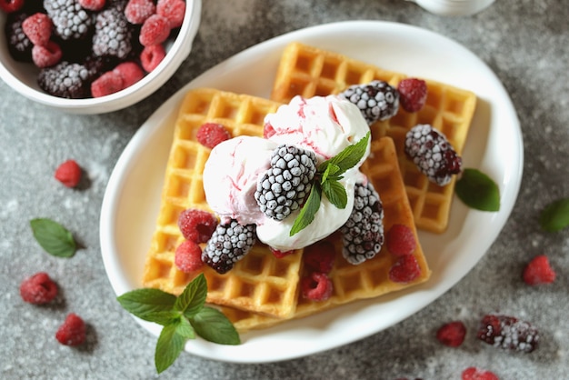 Belgische Waffeln mit Eis, Minze, gefrorenen Himbeeren und Brombeeren