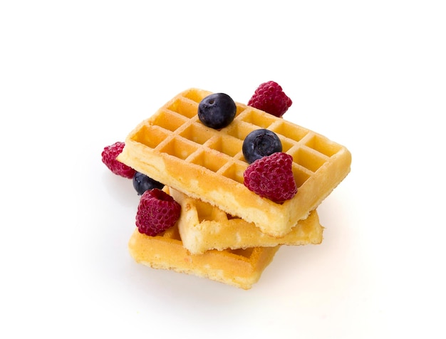 Belgische Waffeln mit frischen Beeren, isoliert auf weiss