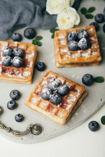 Belgische Waffeln mit frischen Beeren und Minze