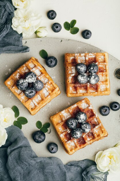 Belgische Waffeln mit frischen Beeren und Minze