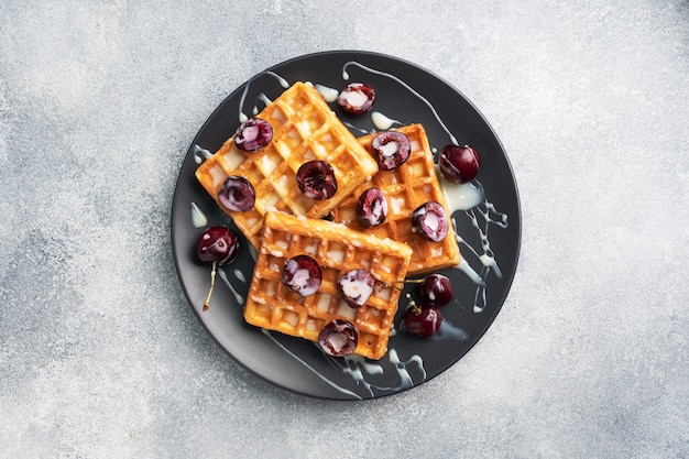 Belgische Waffeln mit frischen Kirschen und Sahne