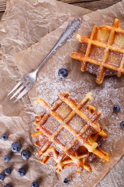 Belgische Waffeln mit Heidelbeeren mit Puderzucker bestreut