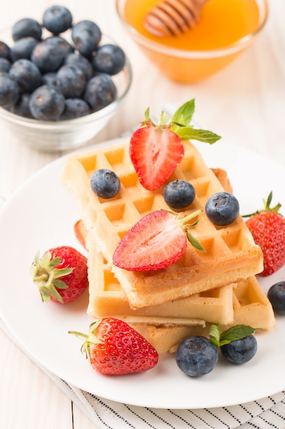 Belgische Waffeln mit Honig, Erdbeere, Blaubeere