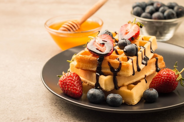 Belgische Waffeln mit Honigblaubeeren und Erdbeeren