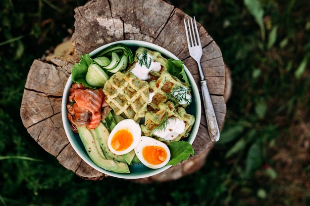 Belgische Waffeln mit Lachs-Avocado und Ei in einem Teller