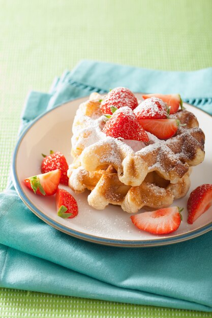 Belgische Waffeln mit Puderzucker und Erdbeere