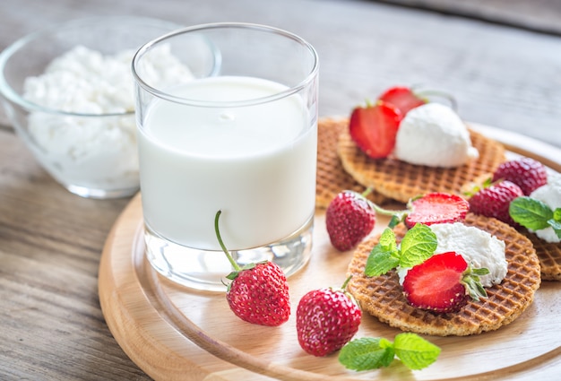 Belgische Waffeln mit Ricotta und Erdbeeren