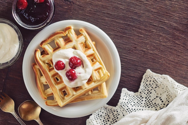 Belgische Waffeln mit Sauerrahm und Kirschmarmelade