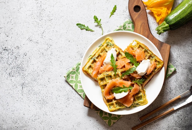 Belgische Waffeln mit Zucchini und Gemüse mit Hüttenkäse und gesalzenem Lachs