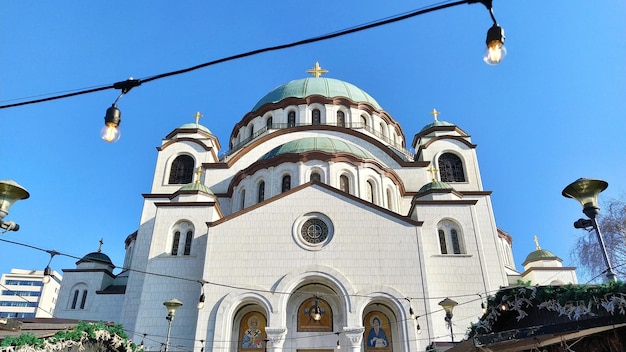 Belgrad Serbien 14. Februar 2020 Tempel des Heiligen Sava in Belgrad am Nachmittag bei sonnigem Wetter Religiöses großes Gebäude im neobyzantinischen Stil Weiße Marmorfassade