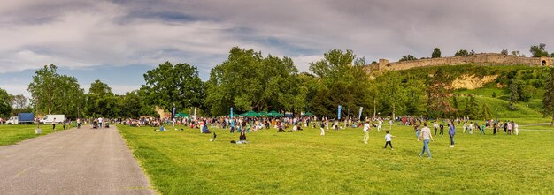 Belgrado Serbia 1 de mayo de 2024 En Belgrado, los amigos del Parque Kalemegdan se reúnen para una alegre celebración de verano disfrutando de actuaciones al aire libre y entretenimiento en el corazón de la ciudad