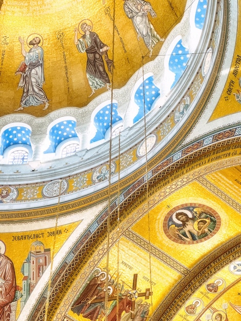 Foto belgrado sérvia janeiro interior de saint sava ou hram svetog save