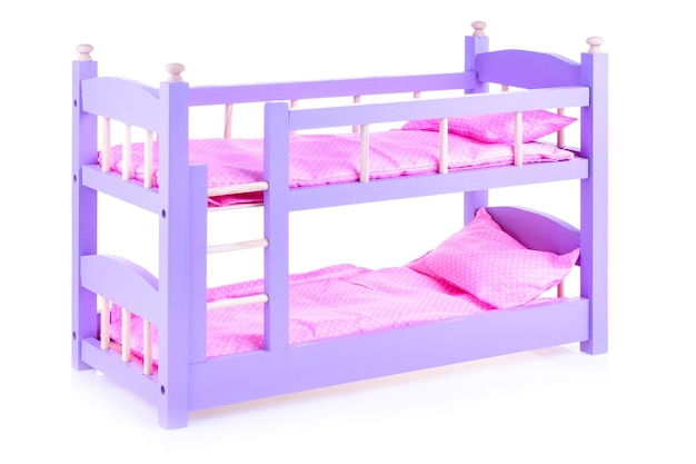 Beliche infantil para bonecas Berço roxo com cueca rosa Berço de madeira sobre fundo branco